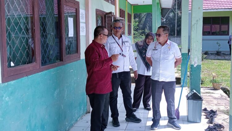 Kadis Pendidikan Tanjab Timur Meninjau Pelaksanaan TKA Disejumlah SMP