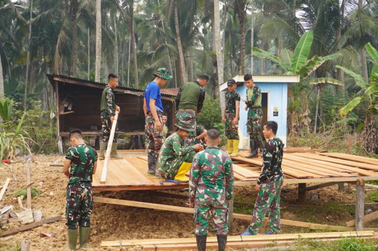 Progres Bedah Rumah Mulyono Terus Berjalan, Satgas TMMD 130 Desa Merbau Tanjab Timur Maksimalkan Pengerjaan Lantai Dasar