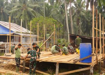 Progres Bedah Rumah Mulyono Terus Dilakukan, Satgas TMMD Percepat Pemasangan Tiang