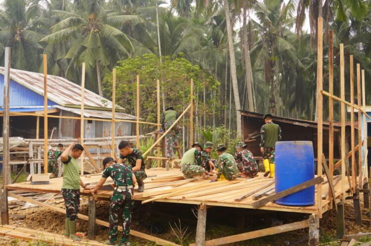 Progres Bedah Rumah Mulyono Terus Dilakukan, Satgas TMMD Percepat Pemasangan Tiang