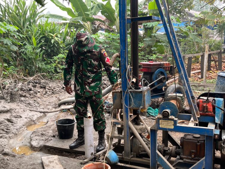 Jamin Kualitas Air Bersih dan Kelayakan Sanitasi, Satgas TMMD ke-130 Libatkan Tim Kesehatan di Sumur Bor Titik 3