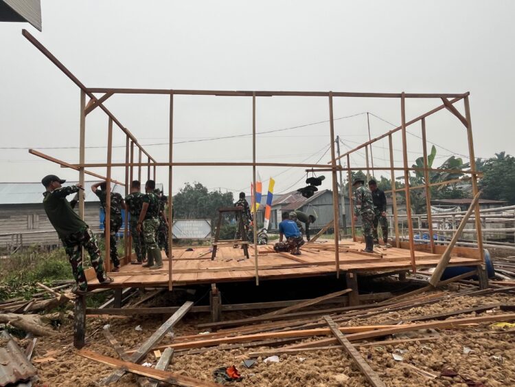 Satgas TMMD ke-130 Bekerja Tanpa Kenal Lelah, Konstruksi RTLH Mulyono Warga Merbau Dikebut Setiap Hari