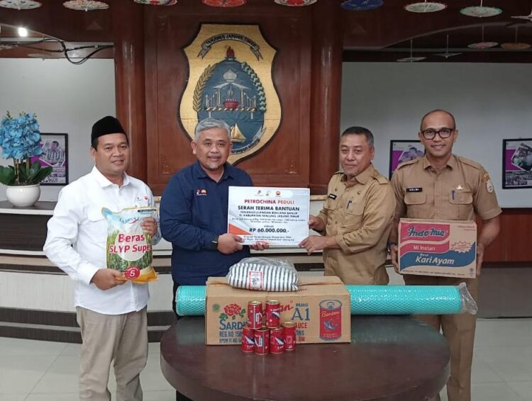 Sekda Terima Secara Simbolis Bantuan Dari PetroChina Untuk Korban Banjir di Tanjab Timur