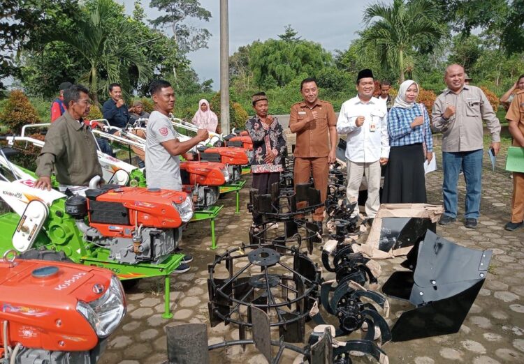 Mewakili Pemkab Tanjab Timur, Sekda Ucapkan Terima Kasih Atas Bantuan Hand Traktor Untuk Kelompok Tani Dinas TPH