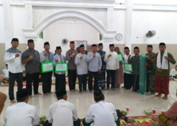 Sekda Mendengar Aspirasi dan Menyerahkan Bantuan Kepada Masyarakat Dalam Safari Ramadan Pemkab Tanjab Timur 