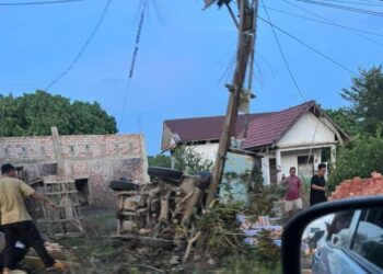 Tiang PLN Disimpang Pasar Kamis Sabak Barat Nyaris Tumbang, Usai Ditabrak Carry Pick Up
