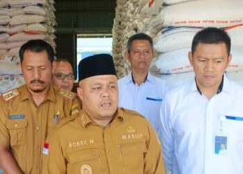 Wabup Tanjab Timur Tinjau Stok Bantuan Pangan di Gudang Bulog Kuala Tungkal