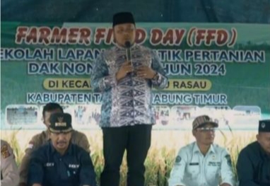 Hadir Dalam Kegiatan Panen Raya di Rantau Rasau, Wabup Tanjab Timur Menyampaikan Apresiasi
