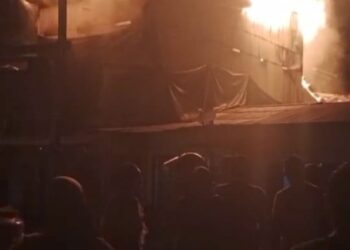 Anggota Polsek Geragai Turut Membantu Proses Pemadaman Api yang Membakar Bangunan Warga Blok D