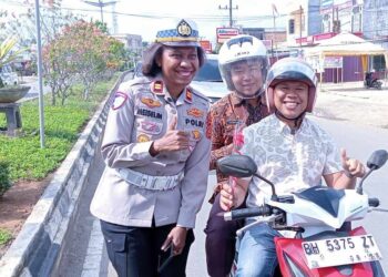 Menyambut HUT RI ke-80, Satlantas Polres Tanjab Timur Membagikan Bendera dan Bunga Kepada Pengendara