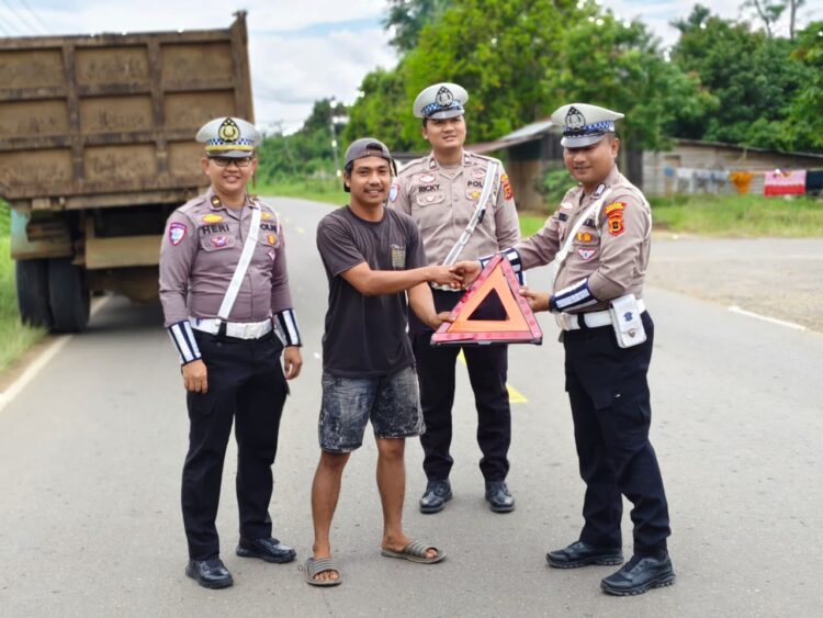 Menyambut HUT Lantas, Personel Satlantas Polres Tanjab Timur Turun Kejalan Bagikan Segitiga Reflektor