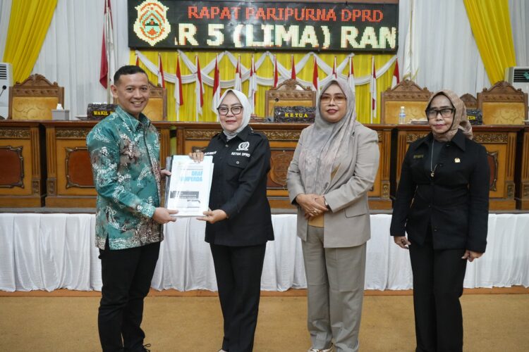 Rapat Paripurna Penyampaian Nota Pengantar Lima Ranperda Tanjab Timur Tahun 2025