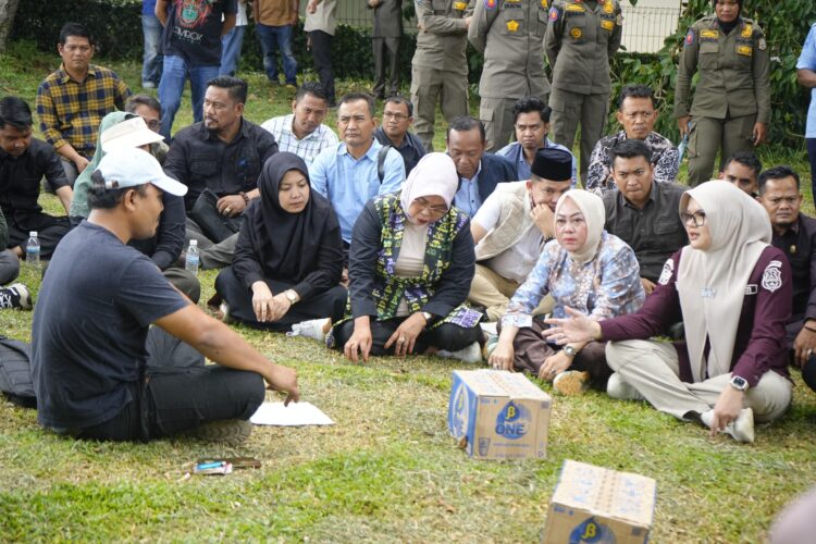 Ketua dan Sejumlah Anggota DPRD Tanjab Timur Menemui Massa Aksi Untuk Mendengar Aspirasi