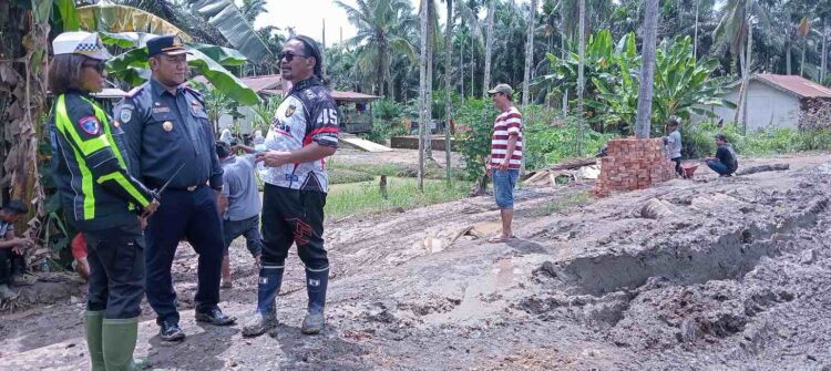 Respon Cepat, Dishub dan Satlantas Polres Tanjab Timur Mengurai Kemacetan di Jalan Lintas Sabak Timur