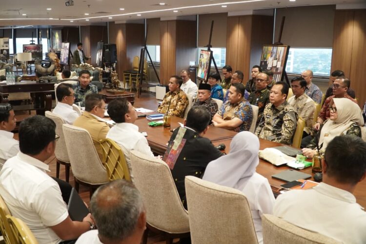 Bupati Dillah Temui Menteri Maruarar Sirait, Perjuangkan Program Penanggulangan Kawasan Kumuh di Tanjab Timur
