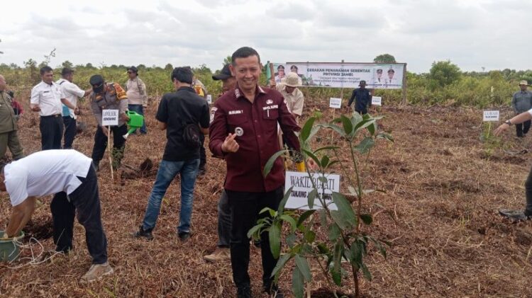 Wabup Tanjab Timur dan Forkopimda Tanam Pohon Serentak di Dendang