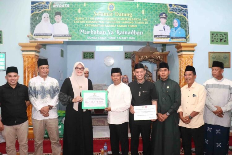 Safari Ramadan di Muarasabak Timur, Bupati Tanjab Timur Serahkan Bantuan Untuk Masyarakat