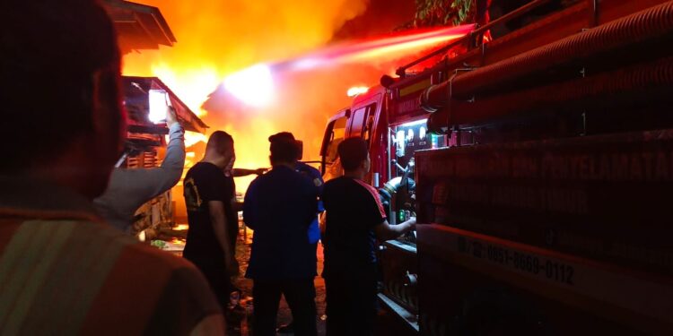 Kebakaran Besar Terjadi di Kawasan Pasar Blok D Geragai Tanjab Timur, Sekitar Belasan Bangunan Terdampak