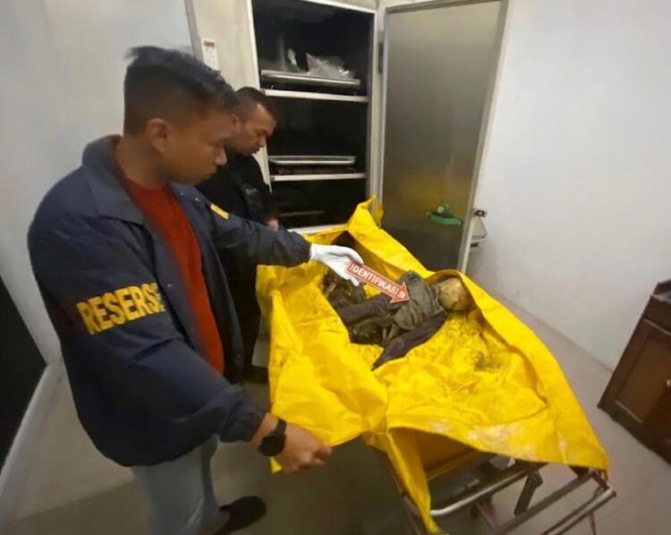 Kerangka Mr. X yang Ditemukan di Pesisir Sungai Sayang Tanjab Timur Dibawa ke RS Bhayangkara Jambi Untuk Diautopsi