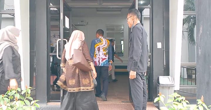 Perkara Korupsi Kepsek SMAN 6 Tanjab Timur Masuk Tahap II, Unit Tipikor Serahkan Tersangka dan Barang Bukti ke Kejari Tanjab Timur 