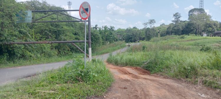 Nekad!! Oknum Sopir yang Menumbur Aturan di Tanjab Timur, Membuat Jalur Sendiri Disamping Portal Jalan