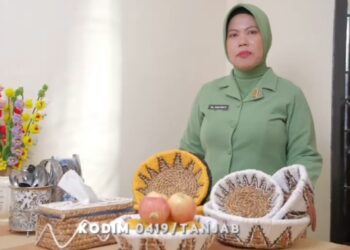 Persit KCK Cabang XXVI Kodim 0429/Tanjab Sulap Tumbuhan Liar yang Dianggap Gulma Menjadi Kerajinan Penopang Perekonomian UMKM