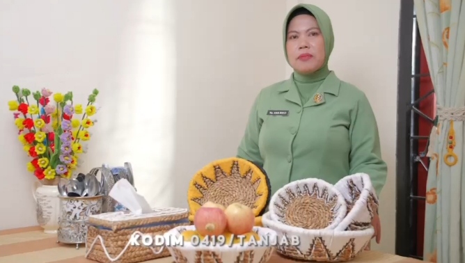 Persit KCK Cabang XXVI Kodim 0429/Tanjab Sulap Tumbuhan Liar yang Dianggap Gulma Menjadi Kerajinan Penopang Perekonomian UMKM
