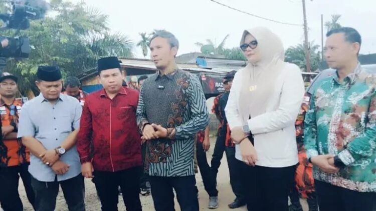 Bupati Dillah Dampingi DPR RI Edi Purwanto Meninjau Kerusakan Jalan di Tanjab Timur 