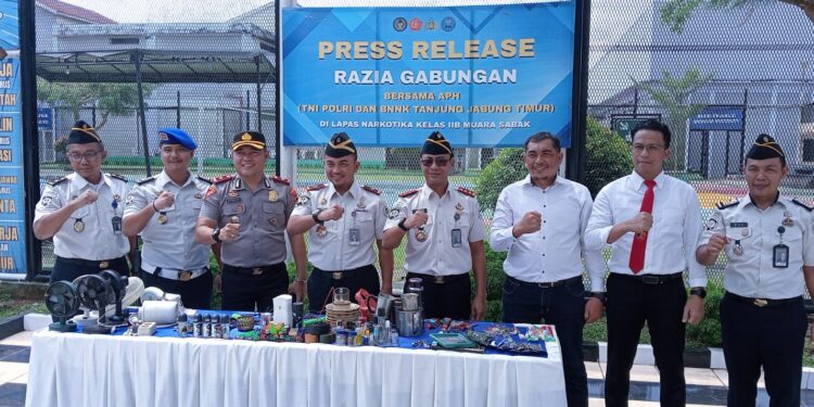 Pimpin Razia Gabungan di Lapas Muara Sabak, Kakanwil Ditjenpas Jambi Apresiasi Kinerja Kalapas dan Jajaran