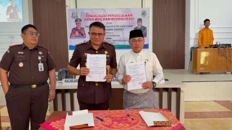 Kejari Tanjab Timur dan Dinas Pendidikan Teken MoU Penanganan Hukum Perdata dan Tata Usaha Negara