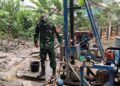Jamin Kualitas Air Bersih dan Kelayakan Sanitasi, Satgas TMMD ke-130 Libatkan Tim Kesehatan di Sumur Bor Titik 3